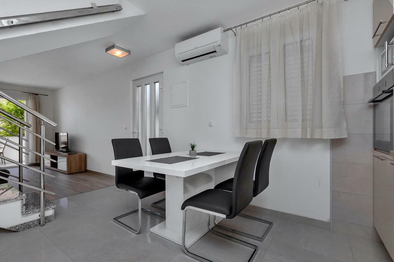 Apartmani R&B Radalj Макарска Екстериор снимка